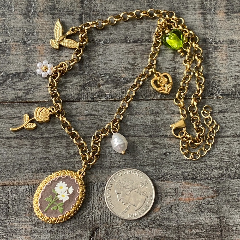 NEW Gold Charm Necklace With Floral Pendant - Picture 6 of 7